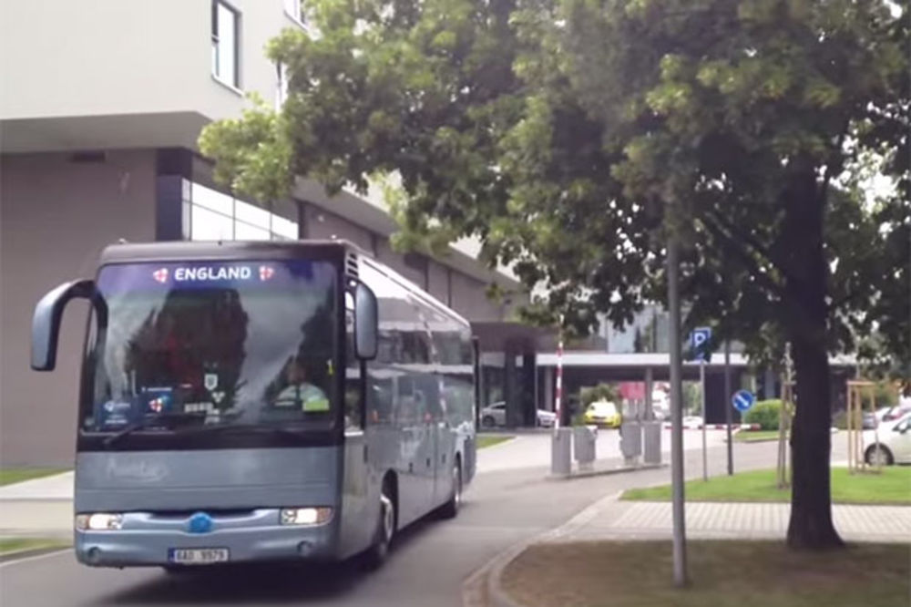 (VIDEO) URNEBESNO: Pogledajte najbesmisleniju vožnju autobusa sa fudbalerima!