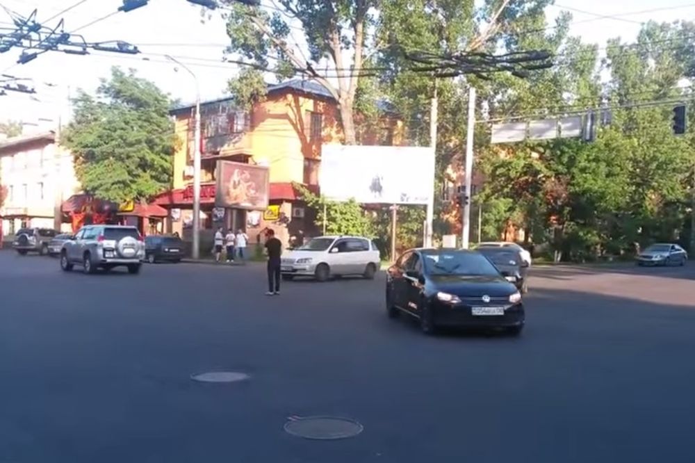 (VIDEO) DOJADIO MU HAOS: Evo kako pešak reguliše saobraćaj