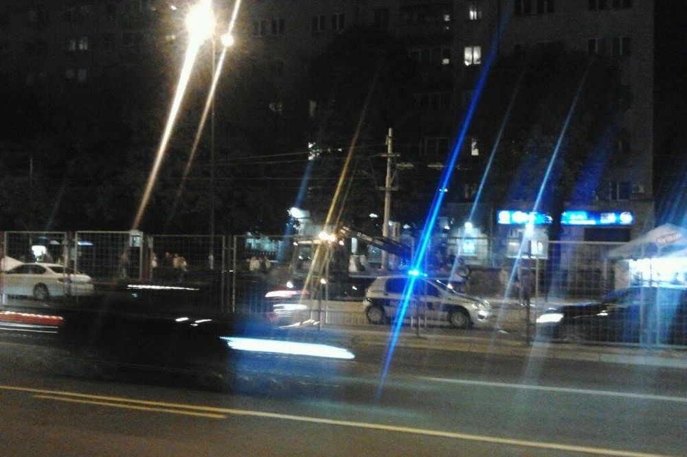KARAMBOL NA SAJMU: Auto se prevrtao trotoarom kraj autobuske stanice pune pešaka!
