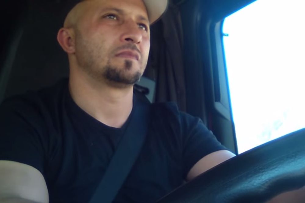 (VIDEO) INTERNET GA OBOŽAVA: Kamiondžija iz Bosne pesmom krati dosadu u putu