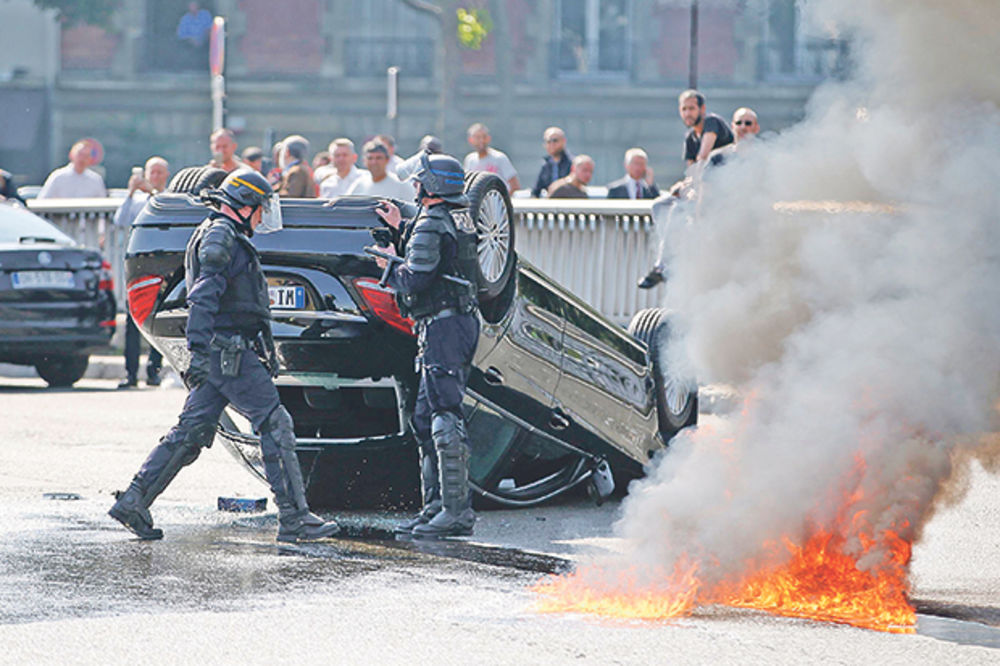 BUNA U FRANCUSKOJ: Taksisti zapalili Pariz!