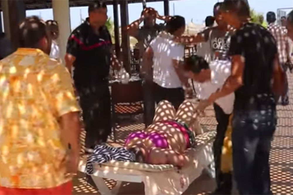 (VIDEO) KRV I PANIKA NA PLAŽI: Ovako izgleda poprište pokolja u Tunisu