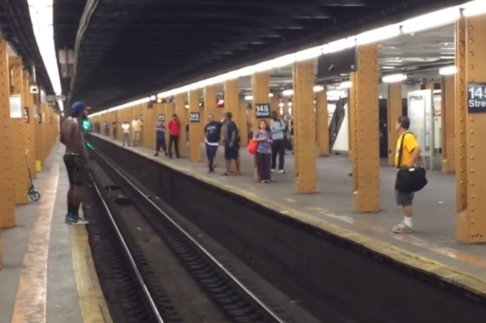 (VIDEO) KAKAV LUDAK: Preskakao šine u metrou i nije se lepo proveo