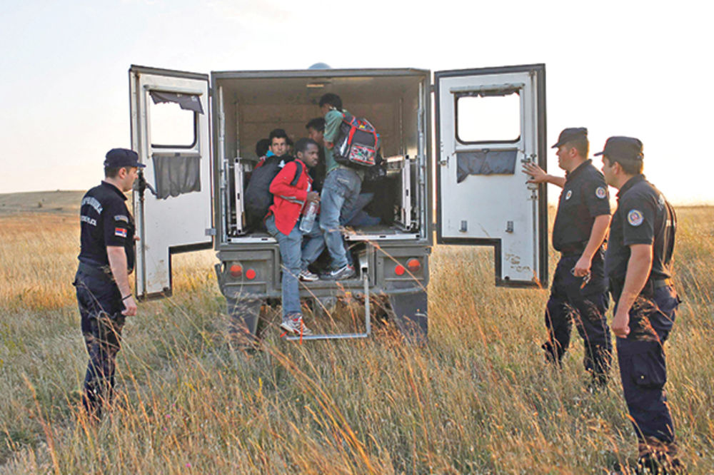 DRAMA NA GRANICI: Vozač ostavio 106 migranata da se uguše u kamionu!