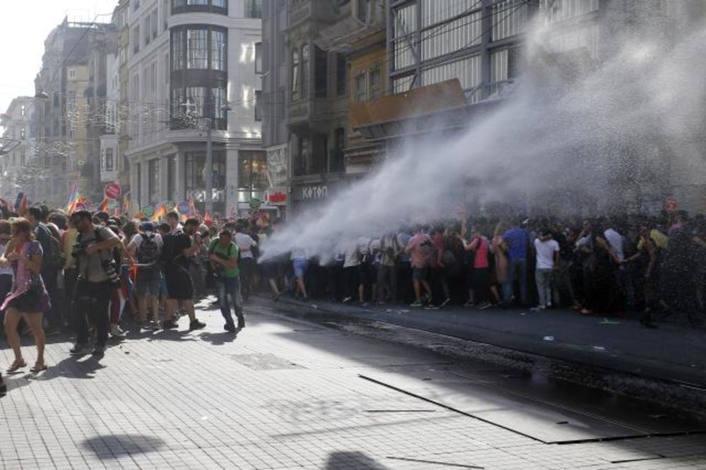 HAOS NA GEJ PARADI U ISTANBULU: Turska policija suzavcem rasturila Paradu ponosa