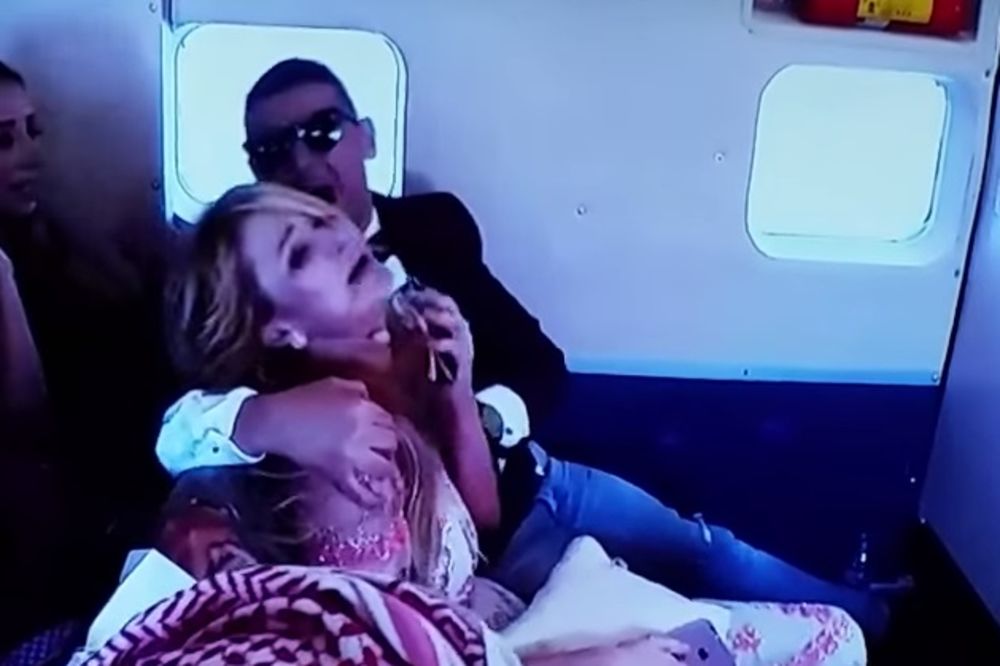 (VIDEO) GLEDALA SMRT U OČI: Paris Hilton umrla od straha kad se avion pokvario!