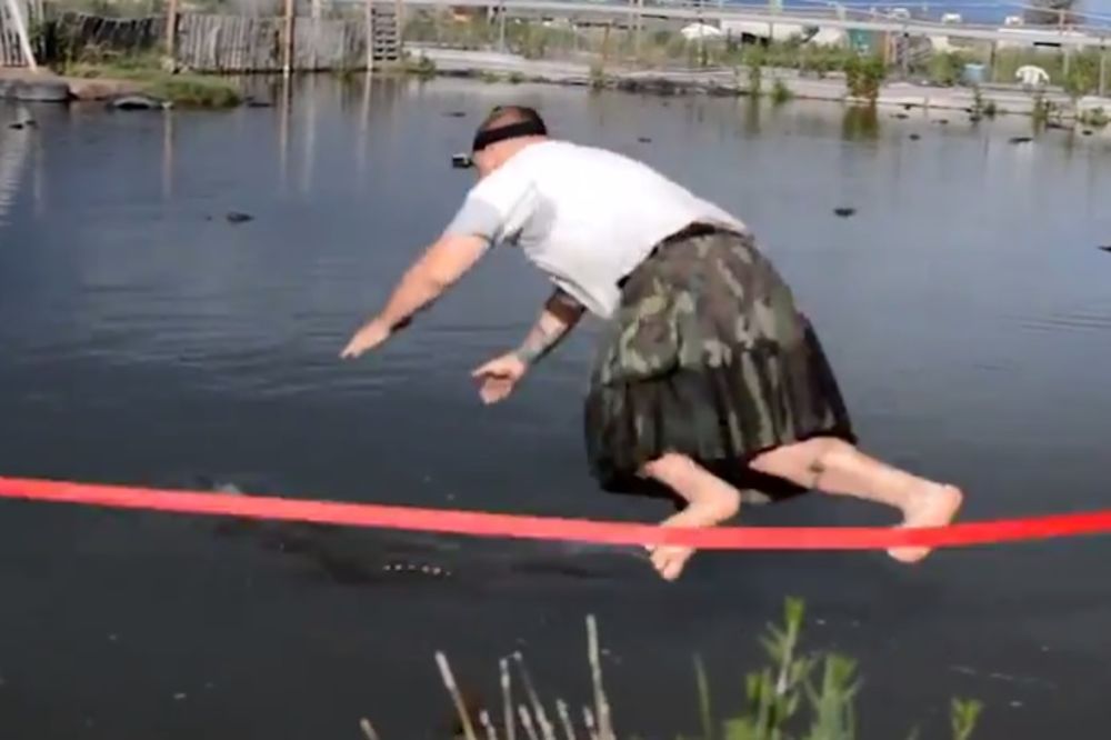 (VIDEO) ŠTA LI MU JE BILO U GLAVI? Čovek spasao krokodila na najgluplji mogući način!