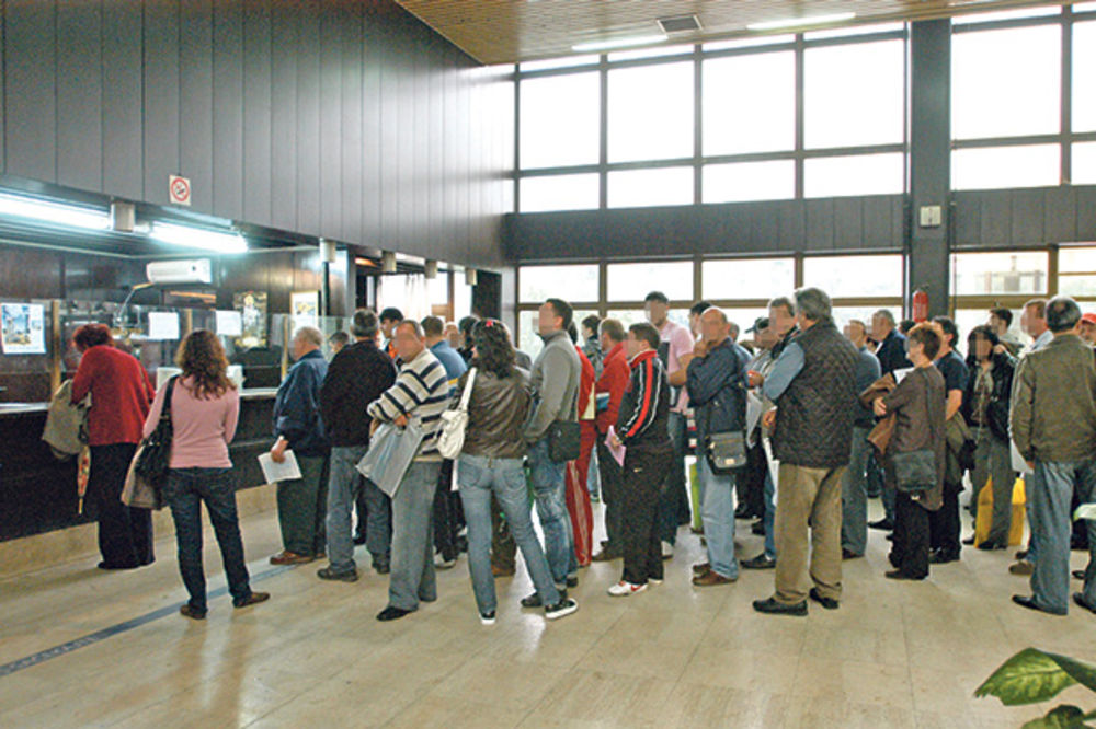 ZABORAVNI: Ostaju bez letovanja zbog čekanja pasoša