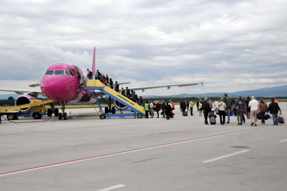 NIŠKI AERODROM: Poleteo prvi avion iz Niša za Bazel