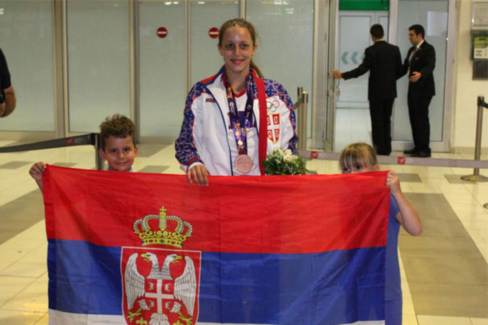 Plivačica Anja Crevar donela u Beograd bronzu sa EI u Bakuu