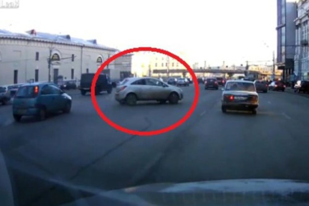 (VIDEO) LUDOST, HRABROST ILI SREĆA: Uspela je da se parkira tako da joj se ceo svet divi!