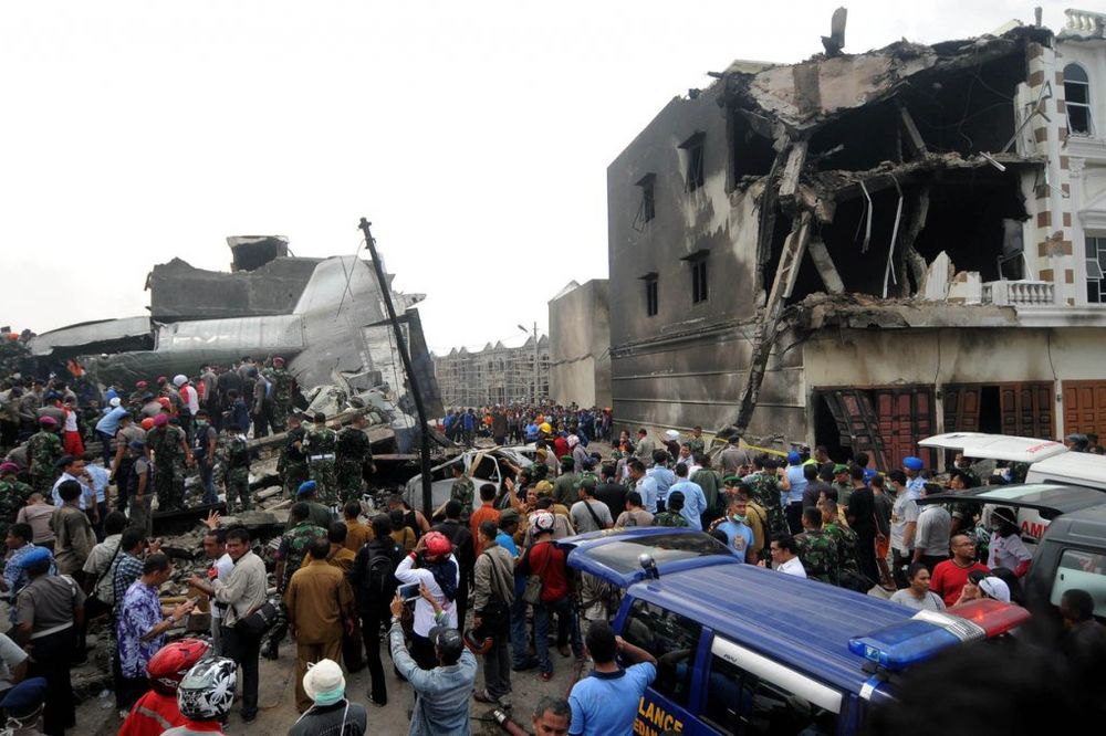 DRAMATIČNO SPASAVANJE: Najmanje 100 poginulih u padu vojnog aviona
