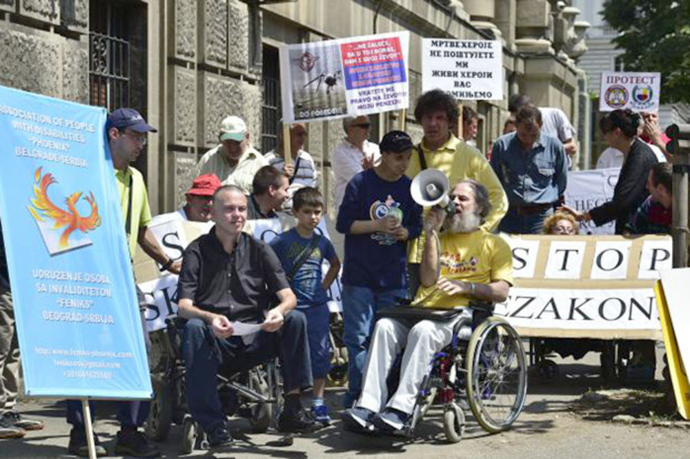PROTEST ISPRED VLADE: Osobe sa invaliditetom traže sastanak sa Vučićem