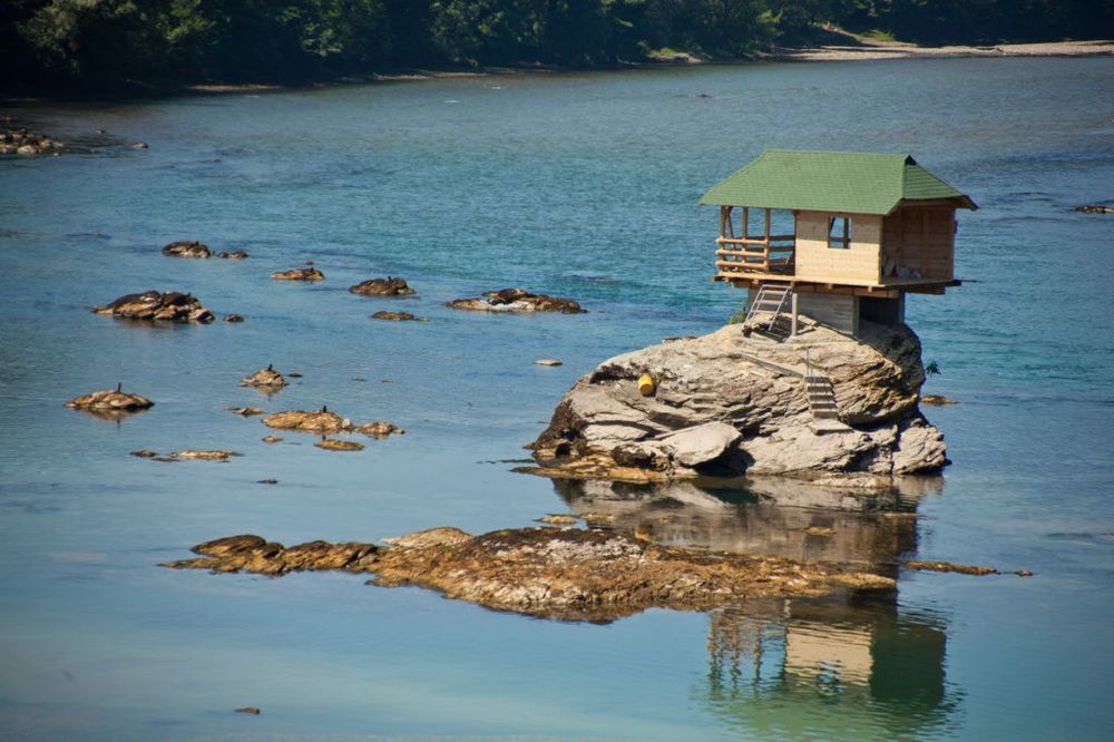 Fotografija kućice na Drini je obišla svet, a ovo je njena priča...