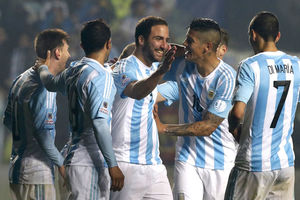 (VIDEO) MESI NIJE POSTIGAO GOL, ALI JE NAMESTIO 3: Argentina pregazila Paragvaj za finale sa Čileom