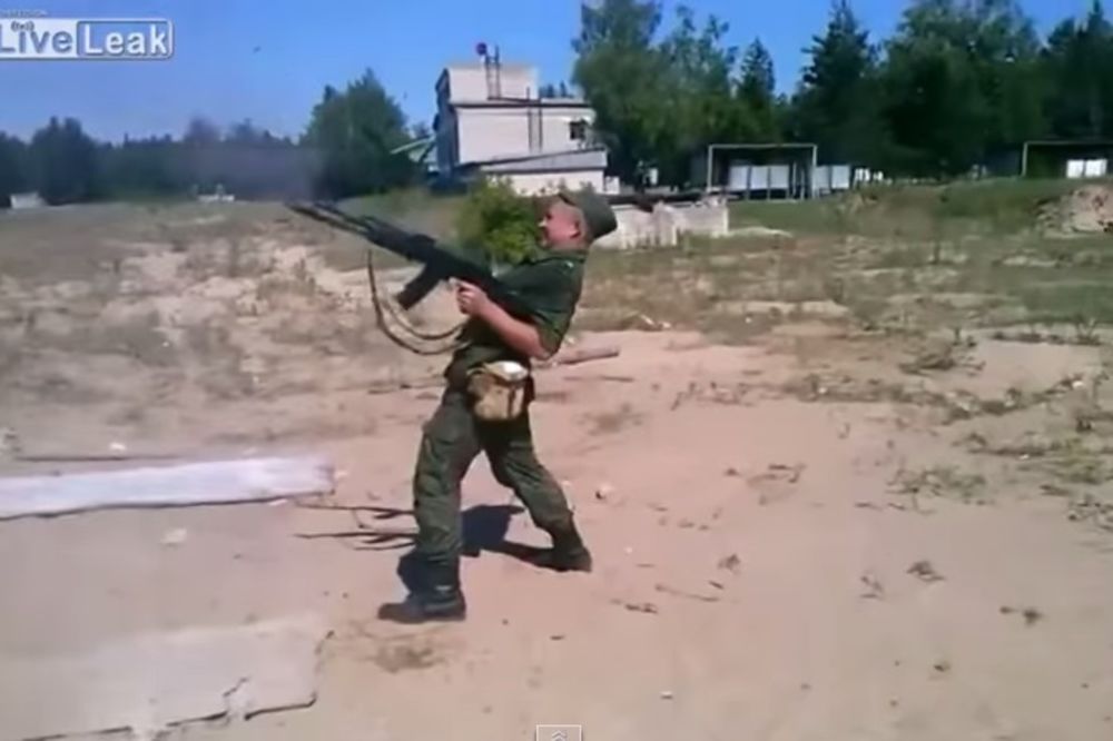 (VIDEO) PRETERAO SA VOTKOM: Ruski Rambo se skoro upucao u nogu