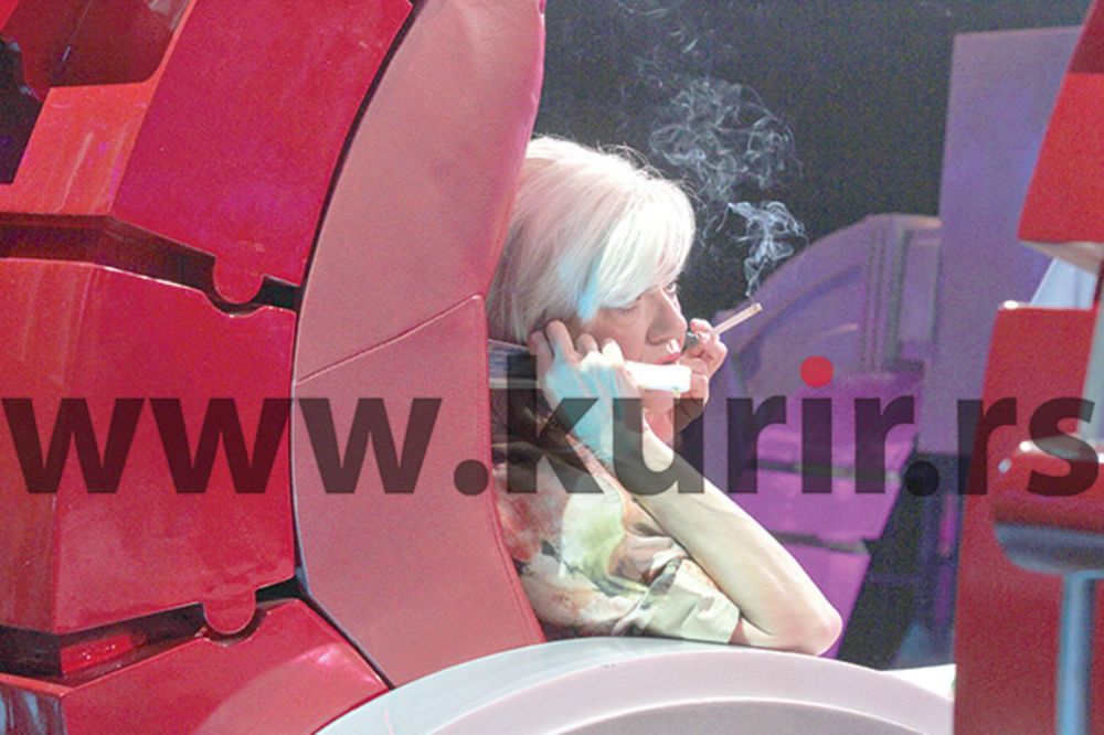 PAPARACO: Tucakovićeva ne vadi cigarete iz usta