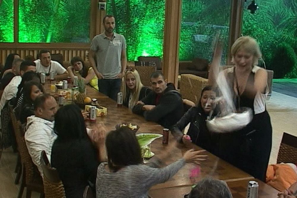 (VIDEO) GOLUBOVIĆKA IZGUBILA ŽIVCE: Jelena bacila rođendansku tortu!