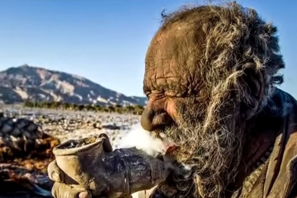 (VIDEO) PRAVA PRILIKA: Amou (81) puši izmet, nije se kupao 60 godina, i sada traži ženu!