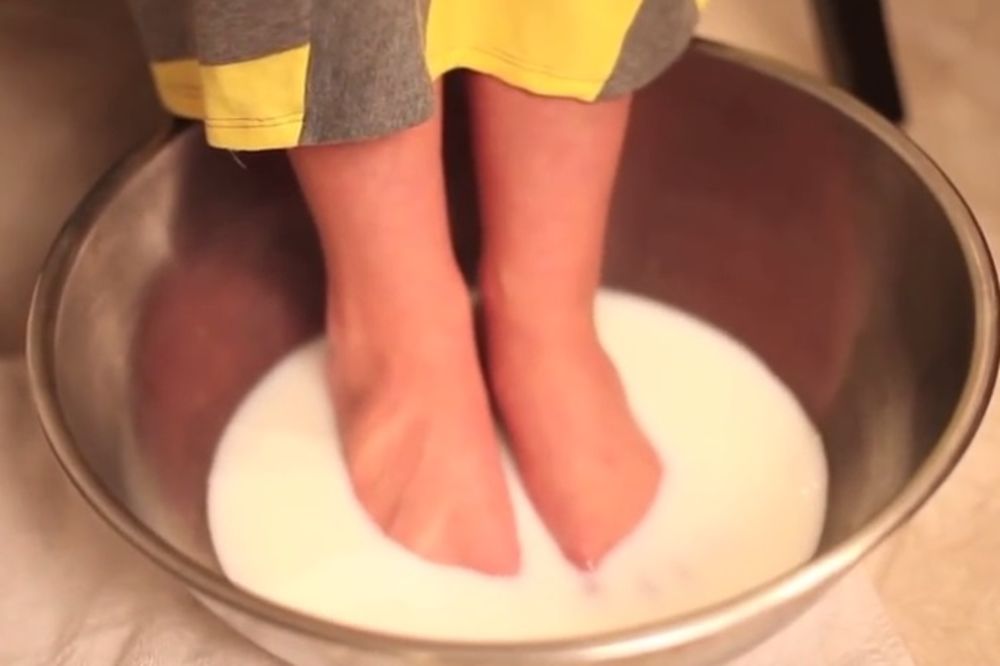 (VIDEO) NE TROŠITE NOVAC NA PEDIKIRA: Sredite vaša stopala sa dva sastojka iz kuhinje!