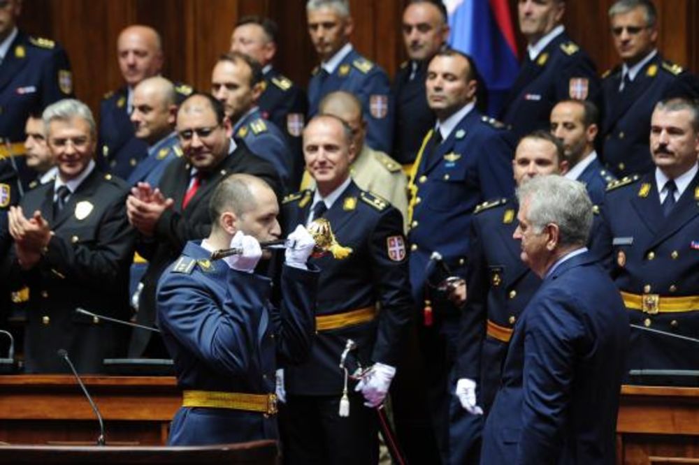 FOTO DODELA SABLJI NAJBOLJIM OFICIRIMA Nikolić: Srbija ima savremenu vojsku