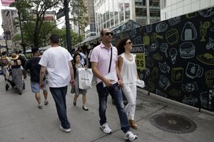 (FOTO) PAKAO GRČKOG BRAČNOG PARA: Otišli na medeni mesec u Njujork, ostali bez para zbog krize