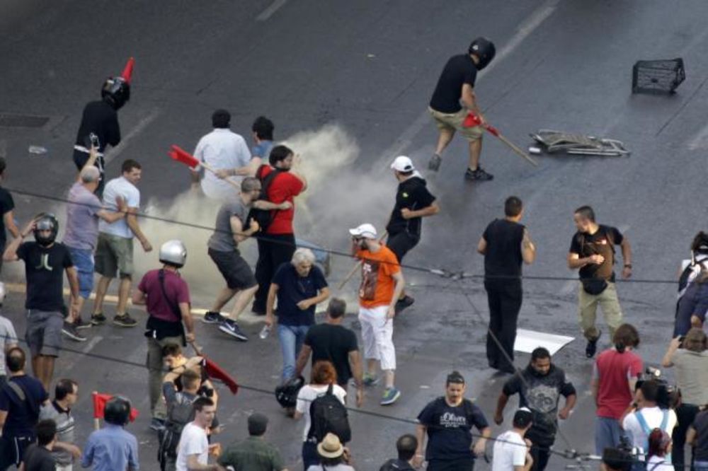 ATINA SE NE SMIRUJE: Šok bombe i sukobi na demonstracijama