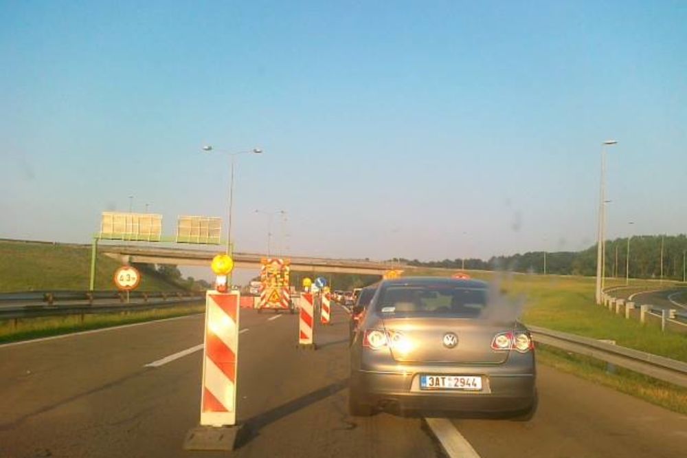 BRUKA I BEZOBRAZLUK: Haos na autoputu Beograd - Niš! Zbog radova usred sezone kilometarska kolona!