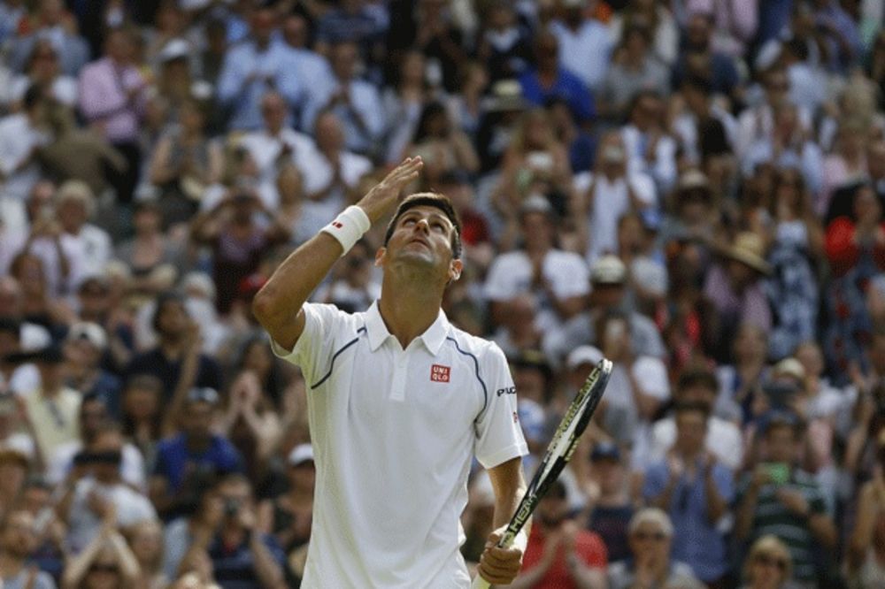 ENGLEZI BAŠ NE VOLE NOVAKA: Đokovića zbog Federera izbacili sa centralnog terena na Vimbldonu