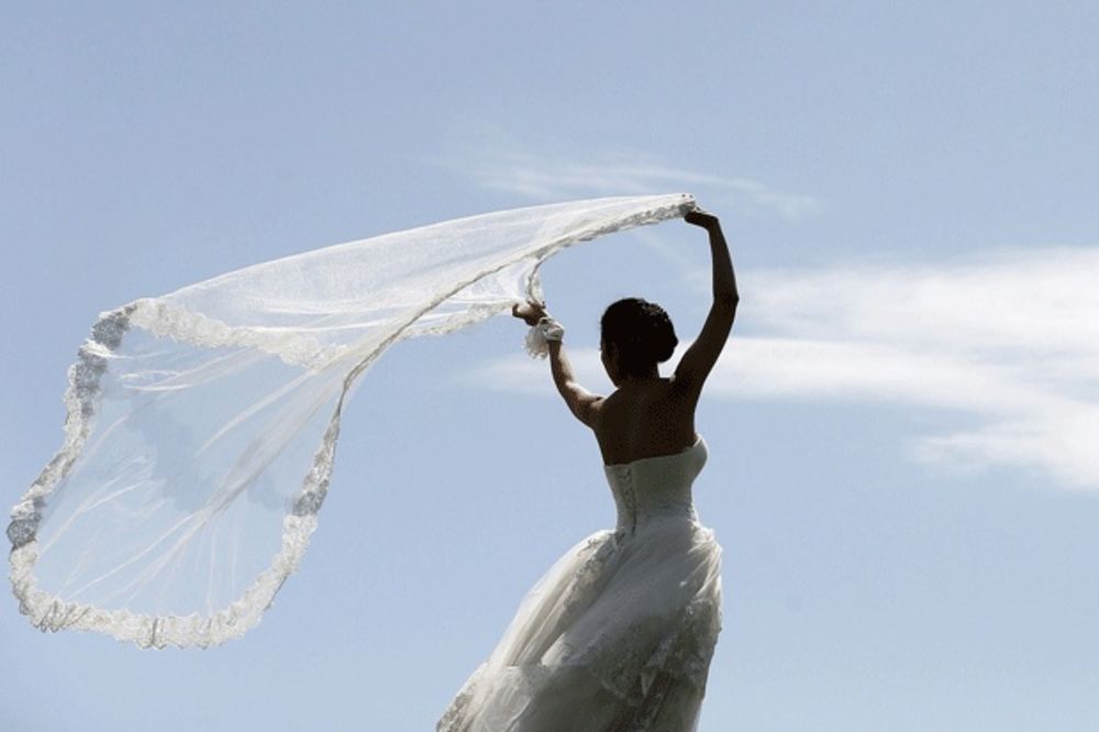 (VIDEO) ONA NE MRZI FUDBAL: Pogledajte kako je mlada iznenadila mladoženju na venčanju