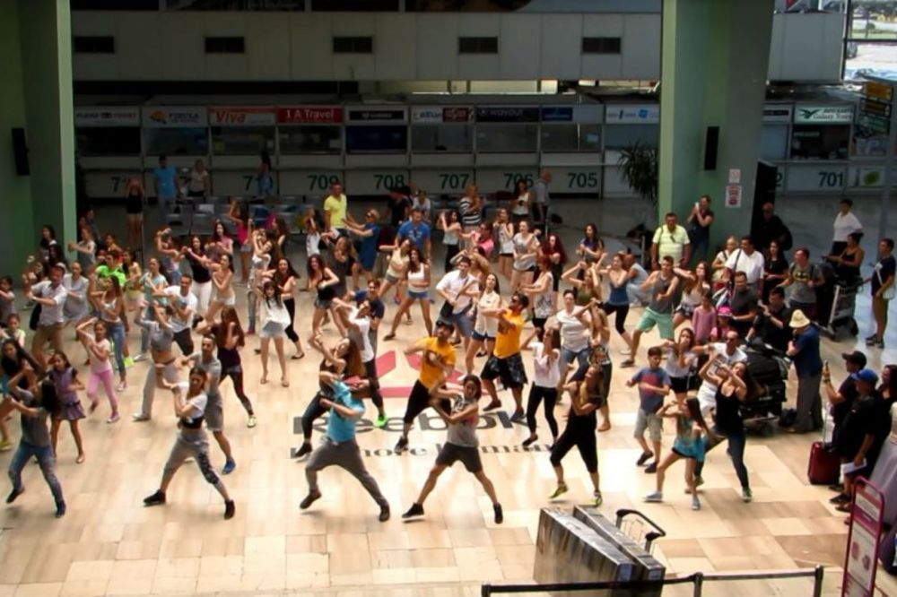 (FOTO) ŠOU NA AERODROMU: Putnicima jutros priređeno iznenađenje!