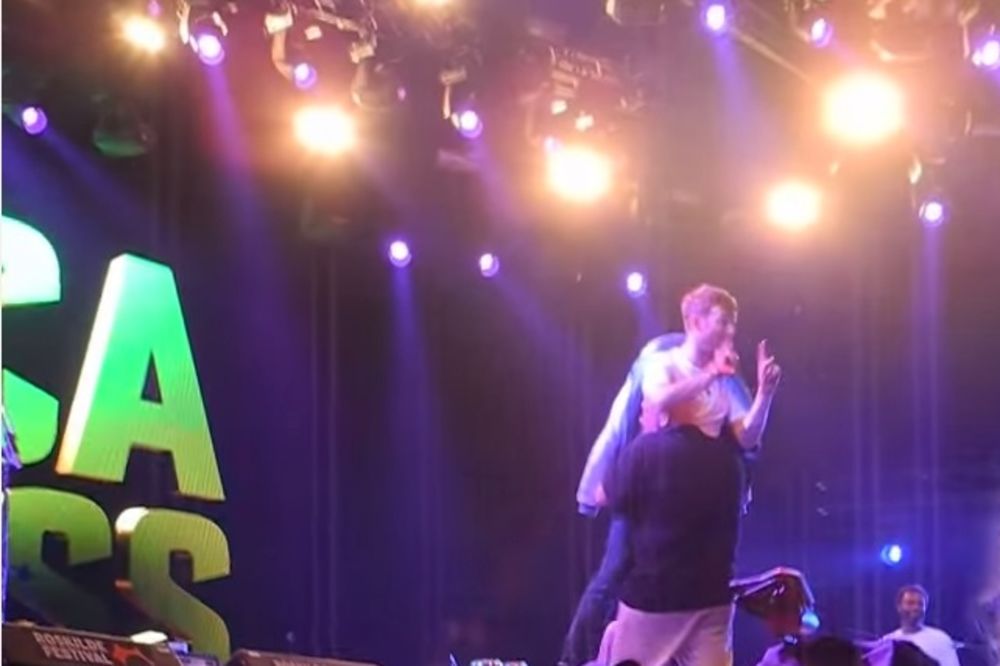 (VIDEO) NEMA STAJANJA: Odvukli pevača grupe Blur sa bine jer nije hteo da prestane da peva