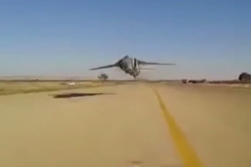 (VIDEO) LIBIJSKI RULET: Voze Mig u brišućem letu metar iznad piste!