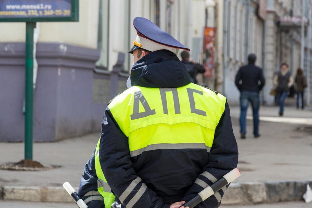 RUSKI POLICAJCI ĆE NOSITI METAR? Niži od 150 cm uskoro neće smeti za volan autobusa i kamiona