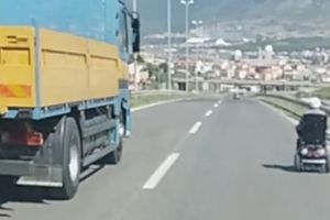(VIDEO) HRVATSKI PENZIONER KAO BROJ 1: U invalidskim kolicima jurio autoputem!