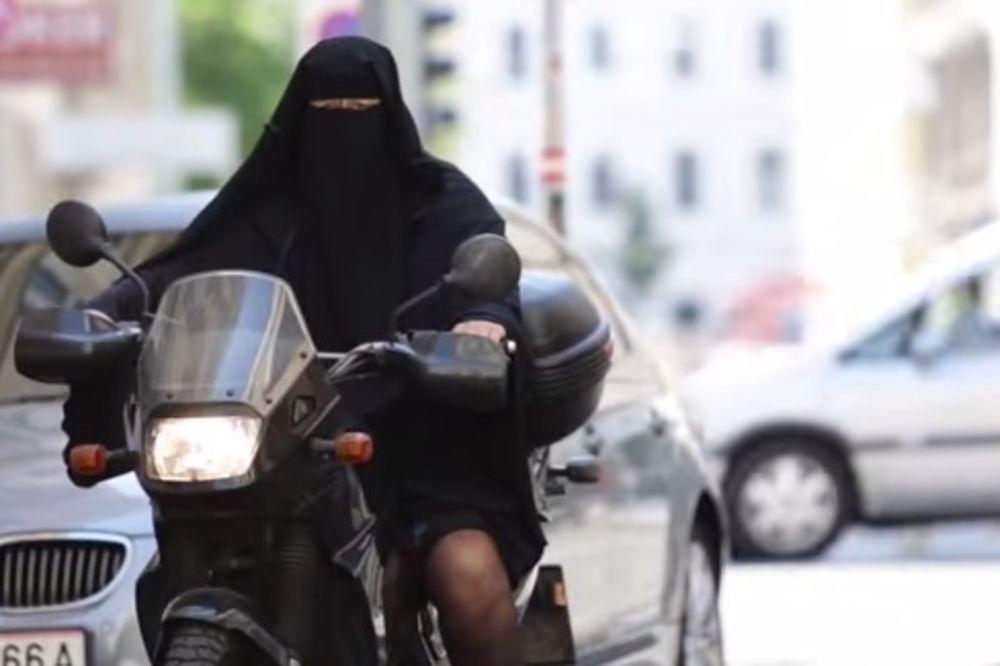 (VIDEO) OVO JOŠ NISTE VIDELI: Bajkerka u burki juri kroz Beč!