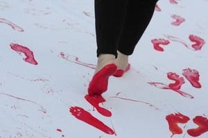 (FOTO) U BEOGRADU PERFORMANS ZA ŽRTVE SREBRENICE: Krvave stope na Trgu Republike!