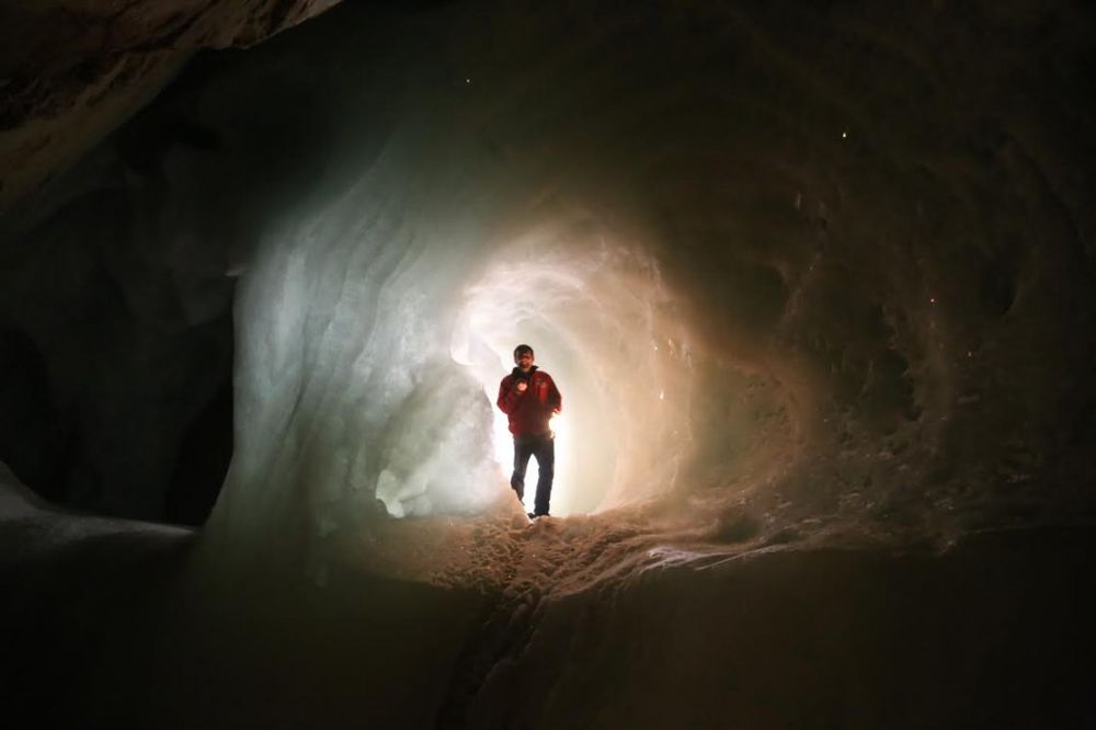 (FOTO) KURIR NA LICU MESTA ČUDO PRIRODE: Ovo je najveća ledena pećina na svetu!