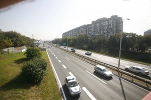 POSTAVLJAJU SE ZASTAVICE, MENJA NOVOGODIŠNJA RASVETA: Izmena saobraćaja na auto-putu kroz Beograd