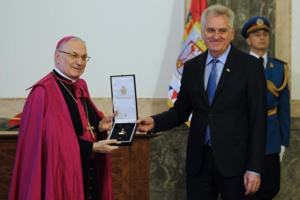 (FOTO) ZA POBOLJŠANJE ODNOSA SRBIJE I SVETE STOLICE: Nikolić uručio Orden nadbiskupu Antoniniju