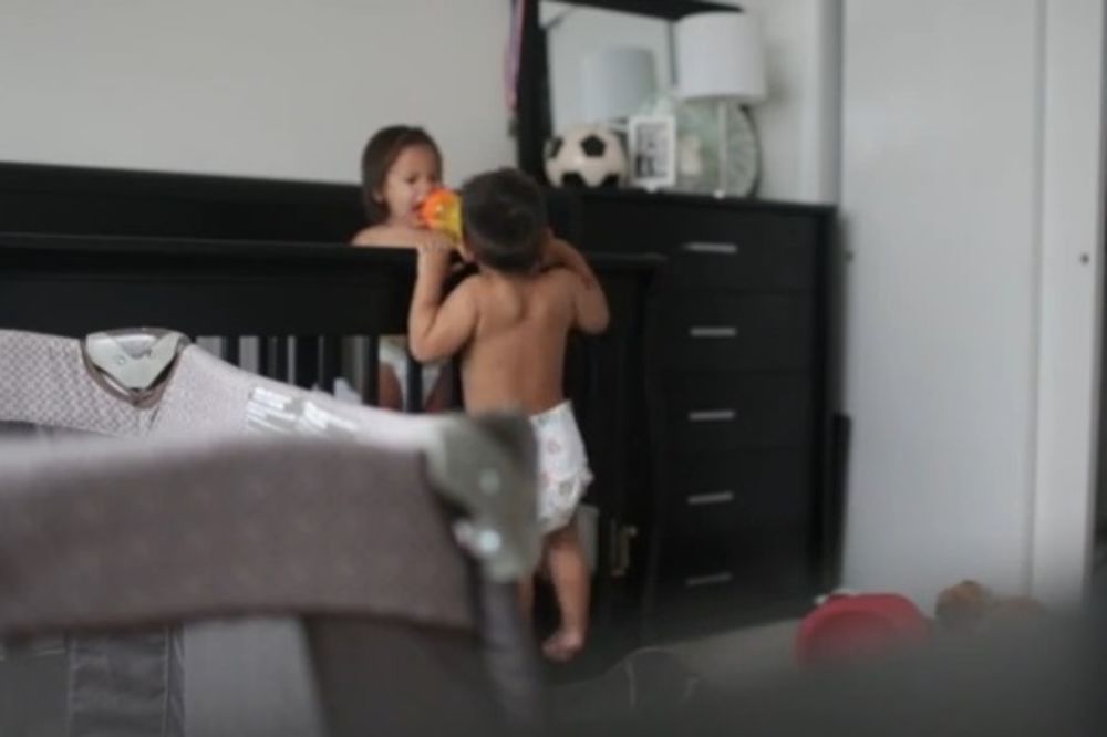 NAJLEPŠI VIDEO SNIMLJEN TAJNOM KAMEROM: Šta rade mališani dok roditelji misle da spavaju