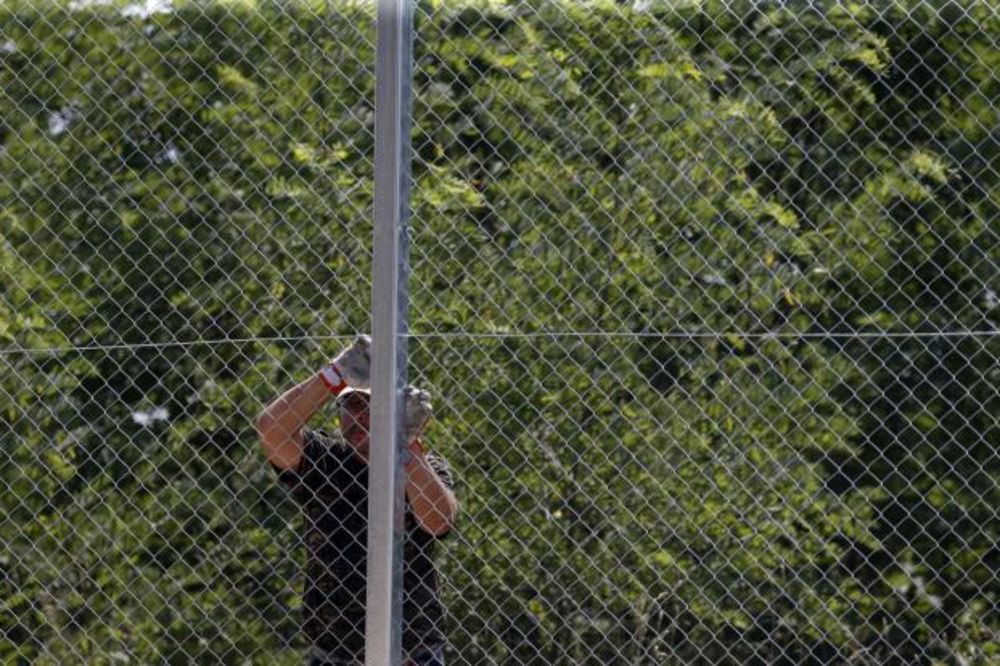 AUSTRIJSKE VLASTI U PANICI: Invazija krijumčara ljudi zbog mađarskog zida na granici!