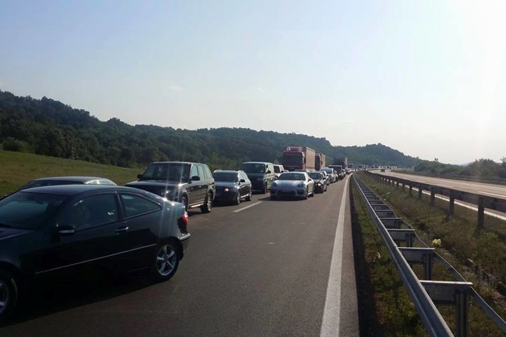 (FOTO) HAOS U SRBIJI: Kilometarska kolona na autoputu Beograd-Niš, satima se čeka do rampe!