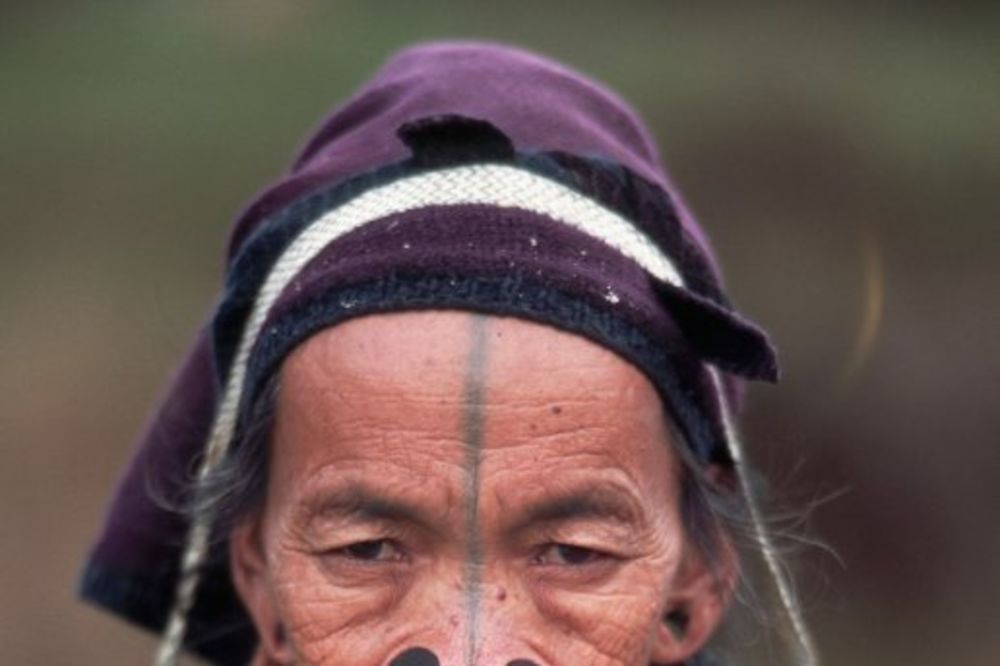 (VIDEO) NAJGORE MESTO ZA PREHLADU NA SVETU: Žene iz ovog plemena moraju da nose čepove za nos!