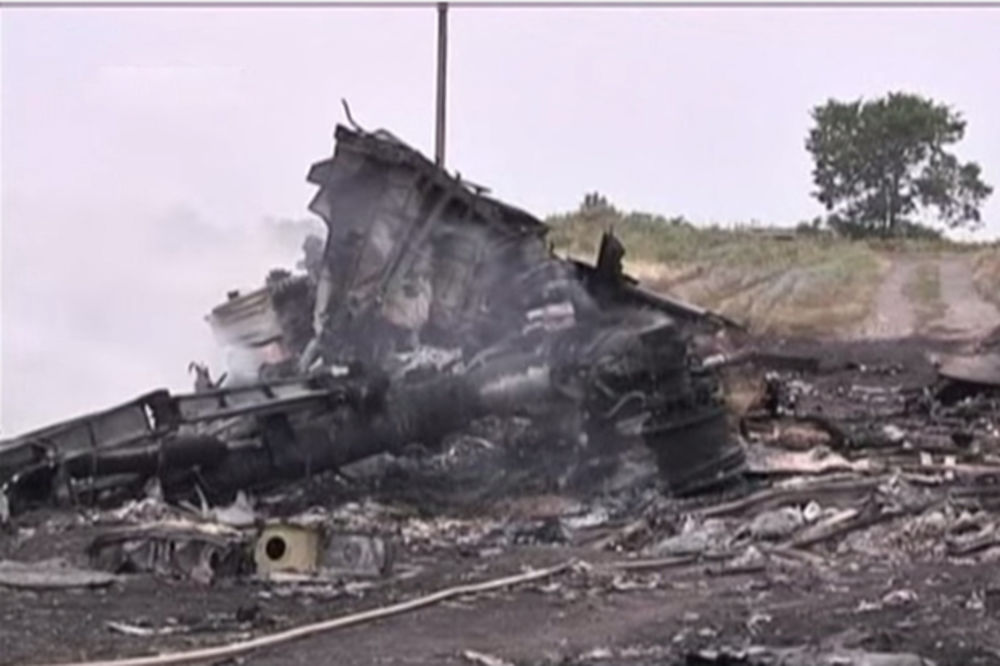 (VIDEO) HOĆEMO LI IKAD SAZNATI? Ni posle godinu dana ne zna se ko je srušio MH17 na istoku Ukrajine