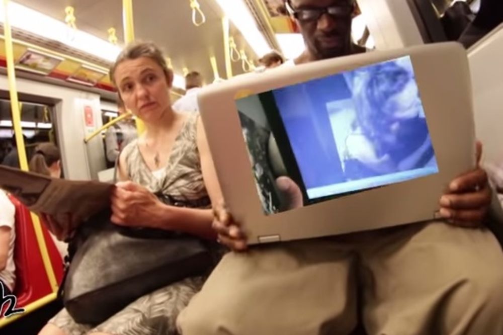 (VIDEO) PUSTIO PORNIĆ U VOZU: Pogledajte kako su reagovali putnici!