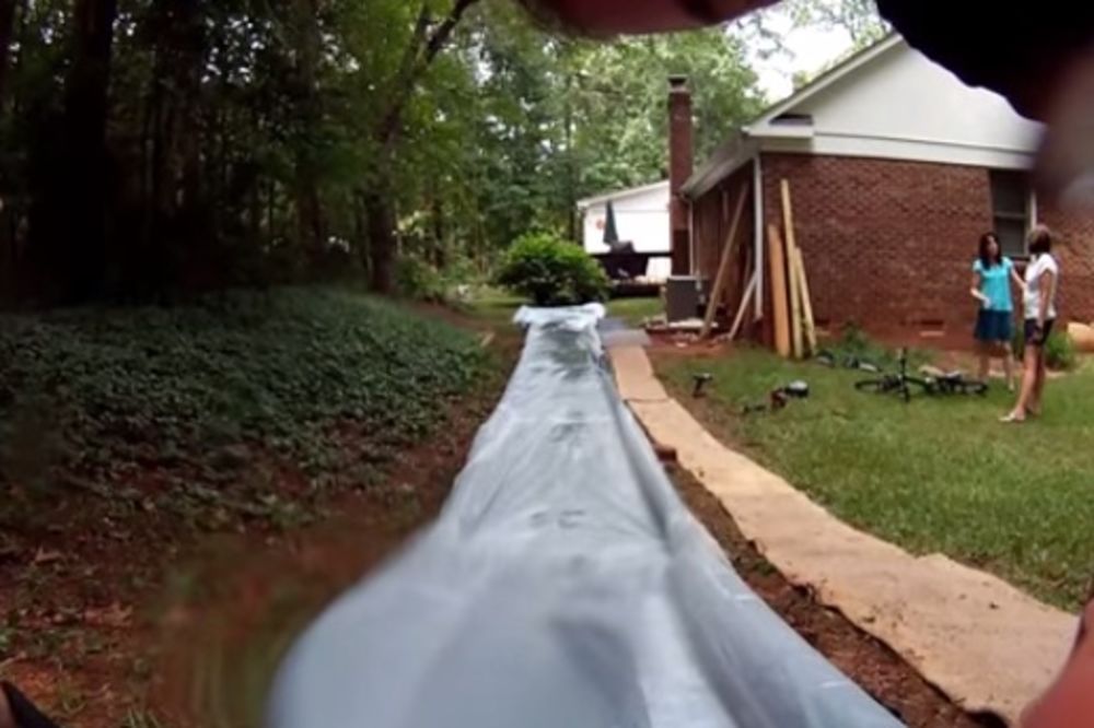 (VIDEO) ZABAVA ZA CELU PORODICU: Napravite vodeni tobogan u dvorištu!