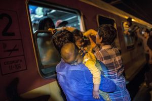 (FOTO) POTRESNE SCENE IZ MAKEDONIJE: Migranti na sve moguće načine pokušavaju da uđu u voz!