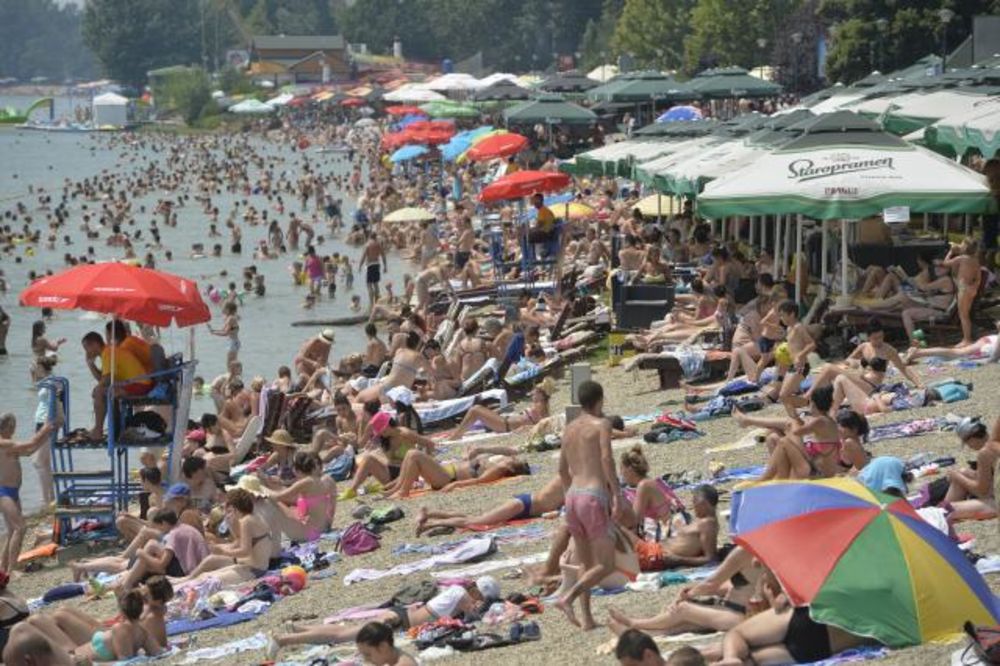 (FOTO) DOK SE ASFALT TOPI: Evo kako se građani rashlađuju na rekama i jezerima!