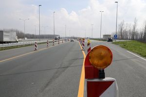 ŠLEPER BLOKIRAO PUT: Obustava saobraćaja za kamione na isključenju sa auto-puta kod Paraćina